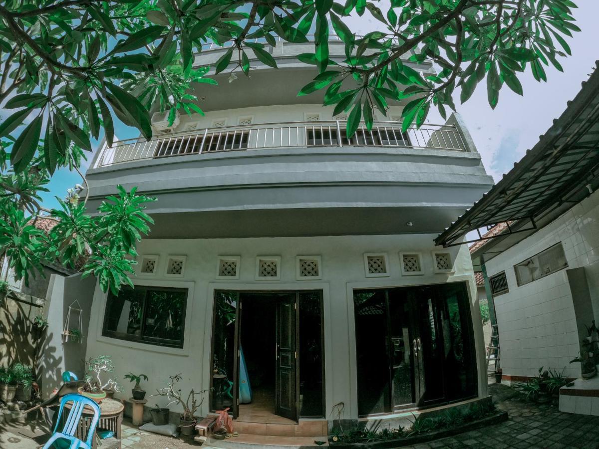 Mama Mega Homestay Pesanggaran Exterior photo