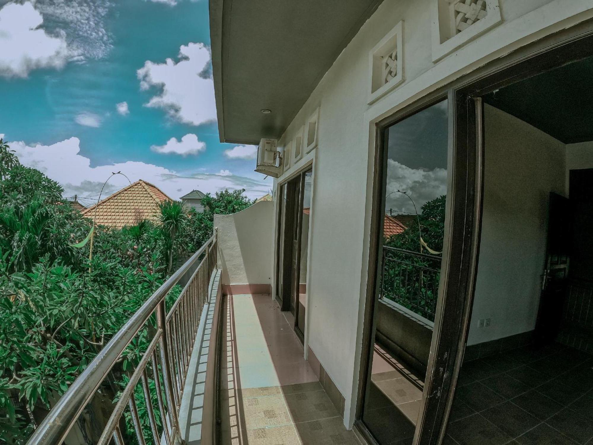Mama Mega Homestay Pesanggaran Exterior photo