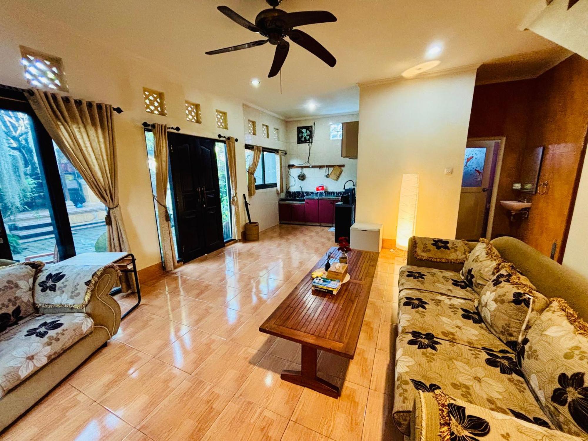 Mama Mega Homestay Pesanggaran Exterior photo