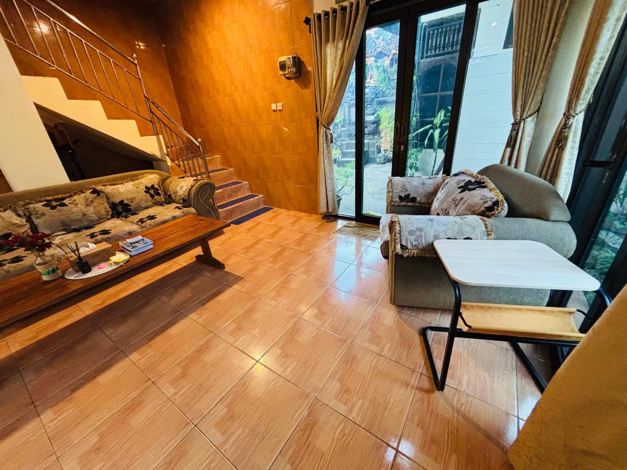 Mama Mega Homestay Pesanggaran Exterior photo
